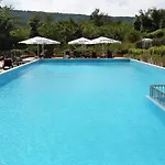 White Rock Castle - Pool & شقة
