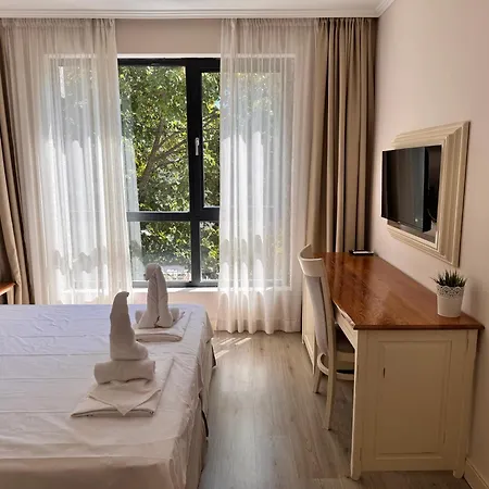 White Rock Castle - Pool & *