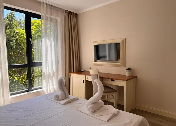 White Rock Castle - Pool &