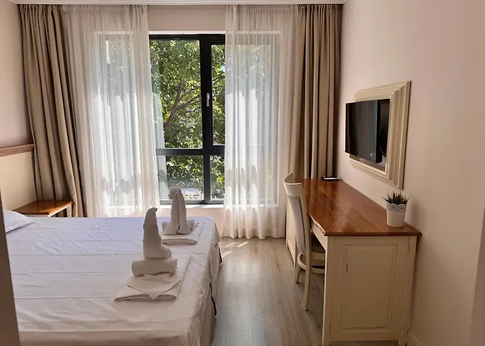 White Rock Castle - Pool & *