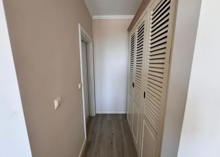 White Rock Castle - Pool & アパート *