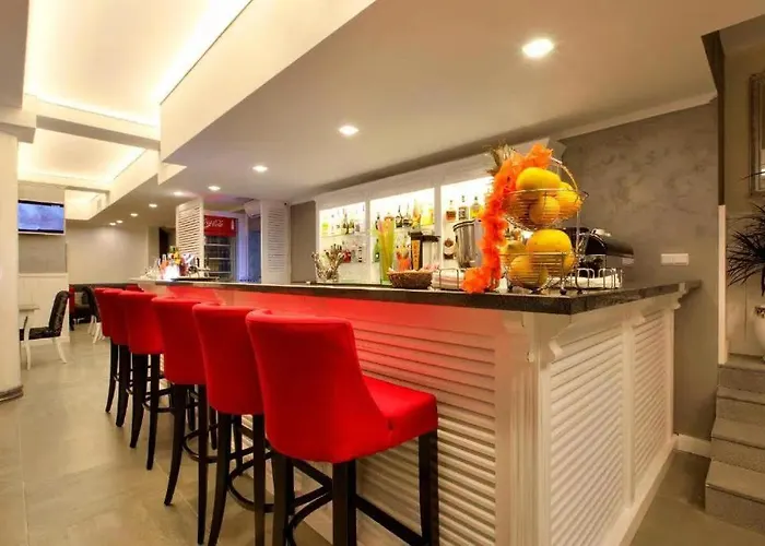 White Rock Castle - Pool & バルチク