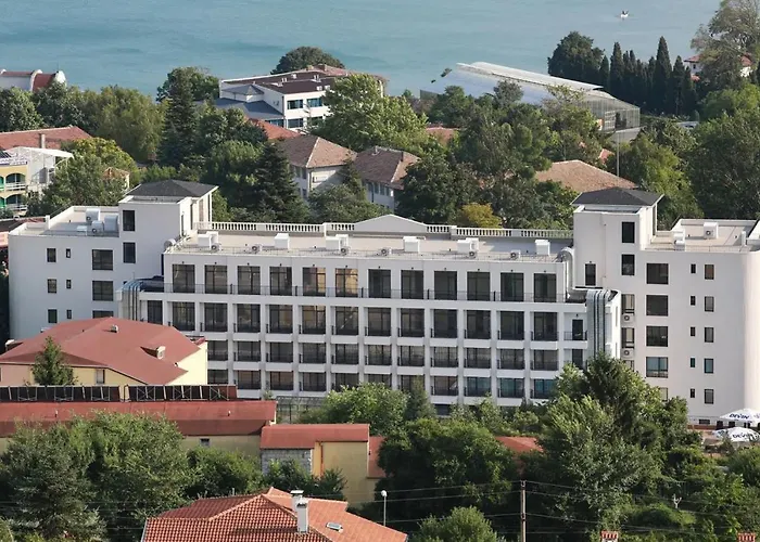 White Rock Castle - Pool & *