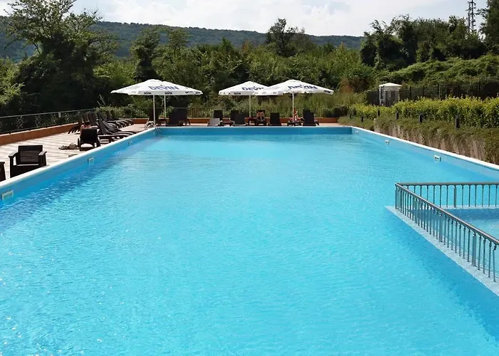 White Rock Castle - Pool & アパート