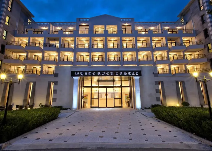 White Rock Castle - Pool & アパート