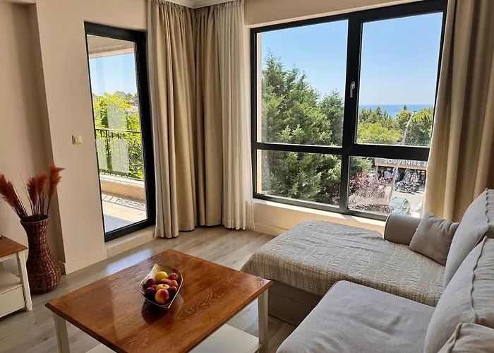 White Rock Castle - Pool & Appartement Balchik