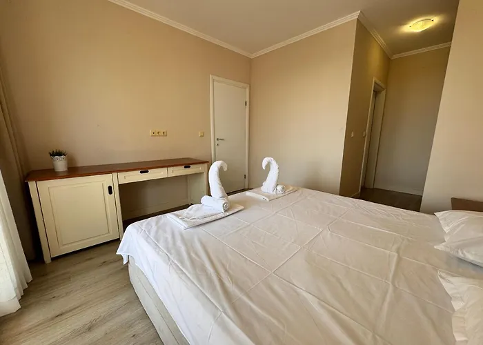 White Rock Castle - Pool & *