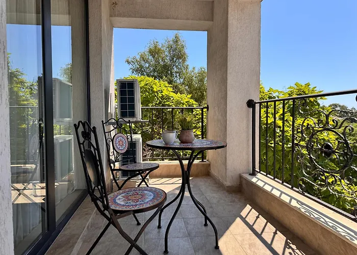 White Rock Castle - Pool & *