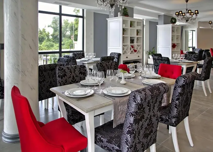 White Rock Castle - Pool & *